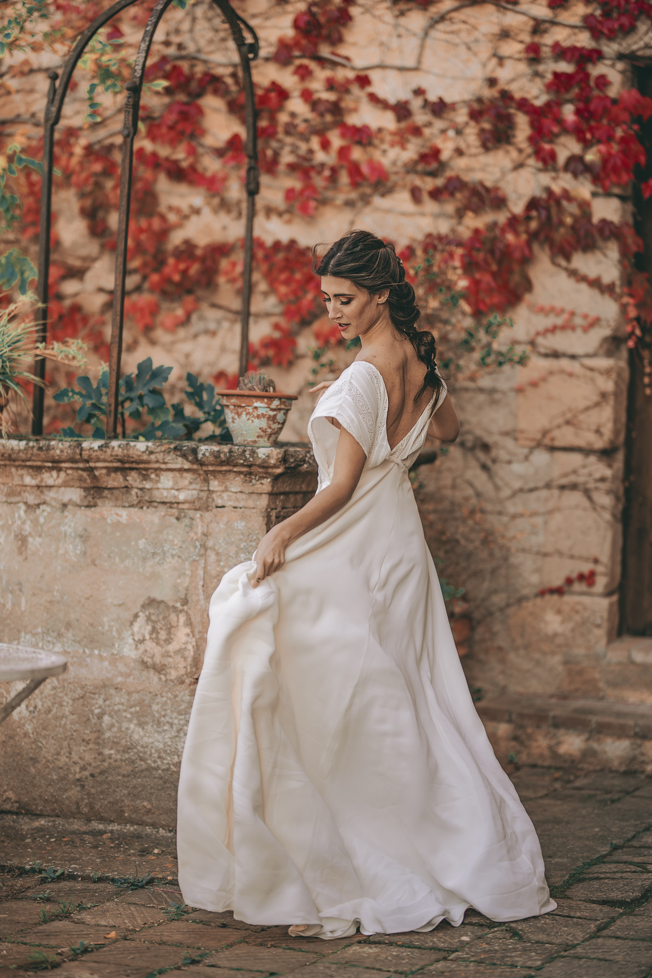 moda foto de novia en una masia con flores